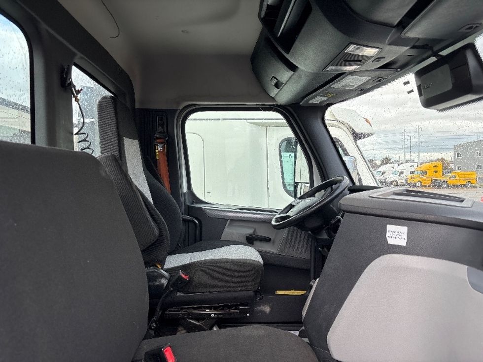 Day Cab Tractor-Heavy Duty Tractors-Freightliner-2021-T11664ST-Salt Lake City-UT-428,183\n\t\tmiles-$ 56,500 - Image 14