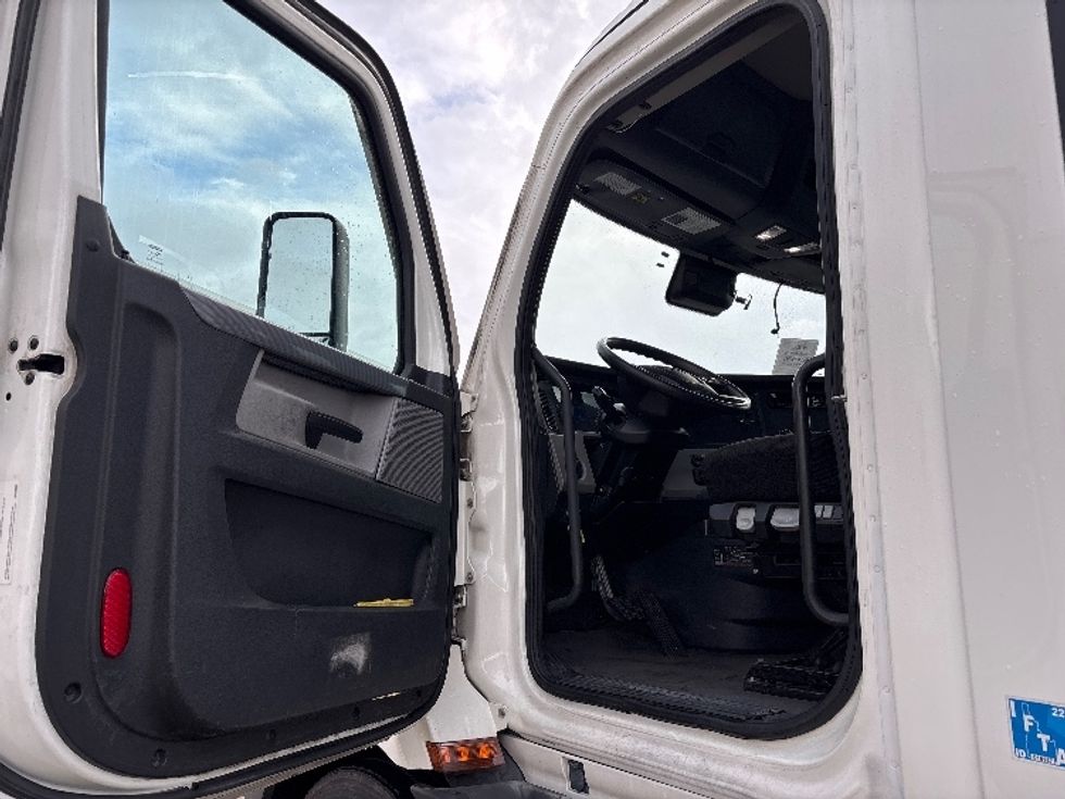 Day Cab Tractor-Heavy Duty Tractors-Freightliner-2021-T11664ST-Salt Lake City-UT-428,183\n\t\tmiles-$ 56,500 - Image 9