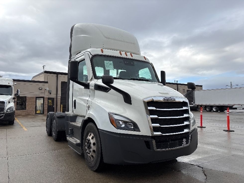 Day Cab Tractor-Heavy Duty Tractors-Freightliner-2021-T11664ST-Salt Lake City-UT-451,768\n\t\tmiles-$ 54,000 - Image 1