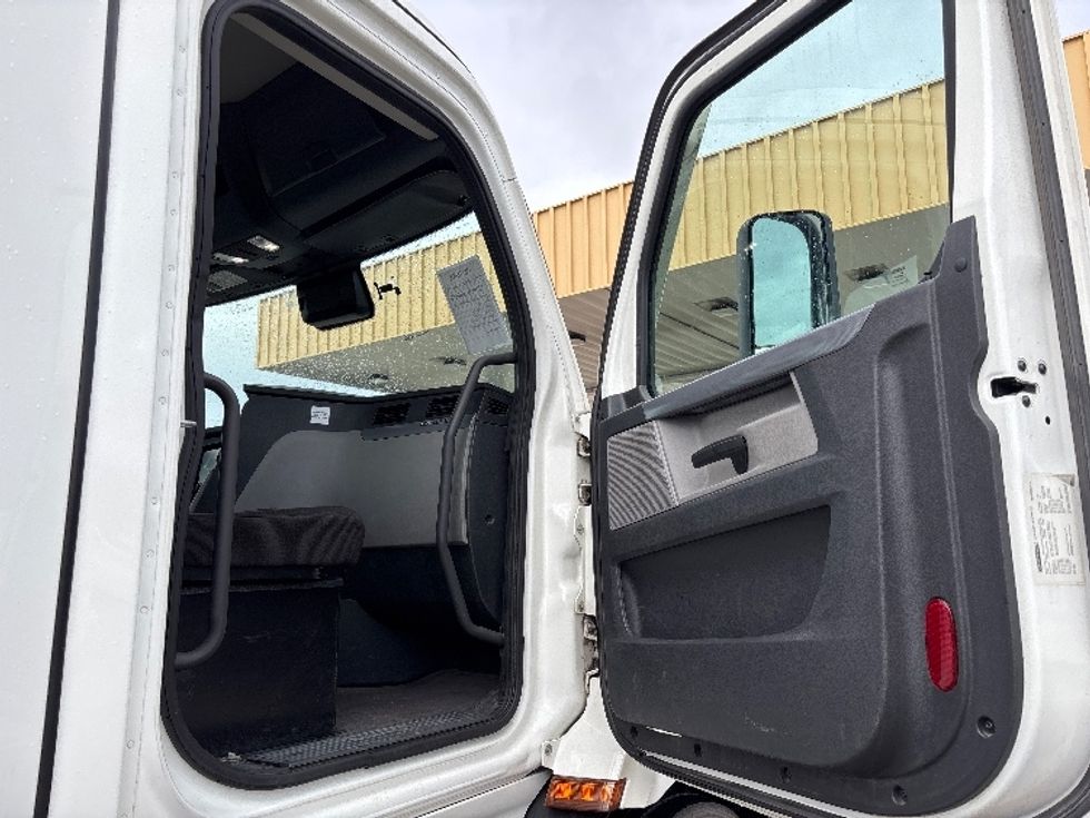 Day Cab Tractor-Heavy Duty Tractors-Freightliner-2021-T11664ST-Salt Lake City-UT-451,768\n\t\tmiles-$ 54,000 - Image 12