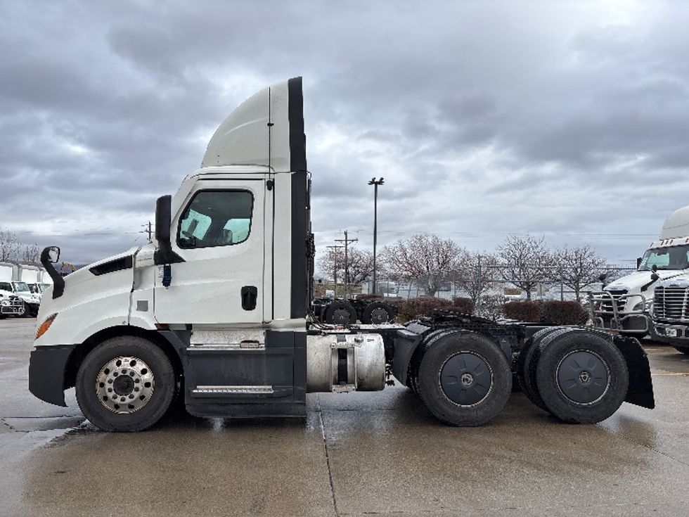 Day Cab Tractor-Heavy Duty Tractors-Freightliner-2021-T11664ST-Salt Lake City-UT-451,768\n\t\tmiles-$ 54,000 - Image 4