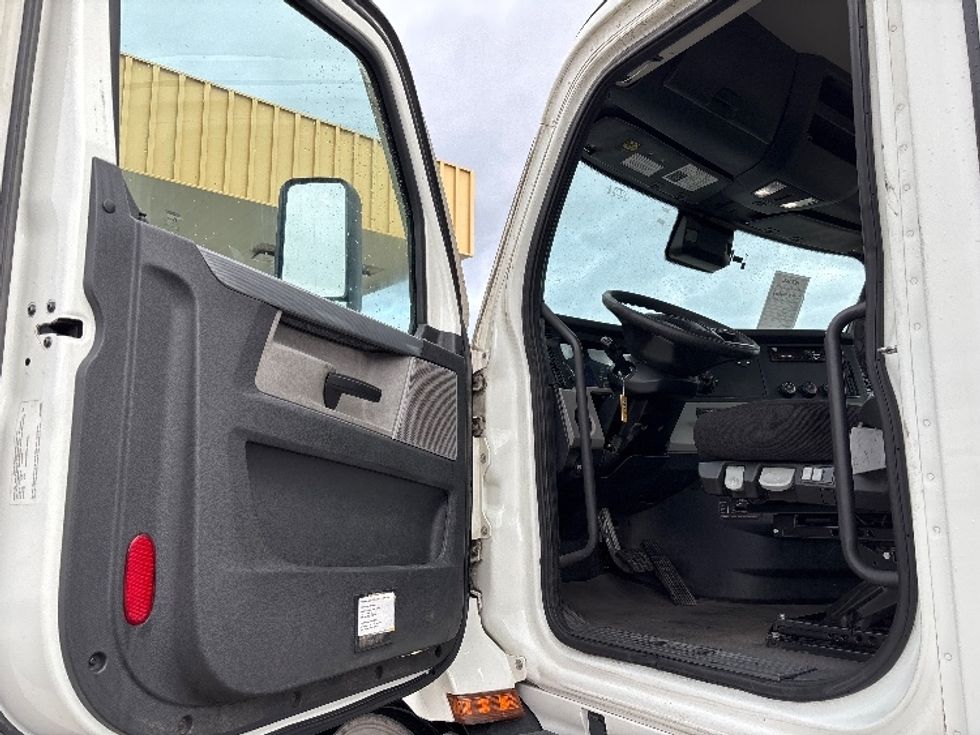 Day Cab Tractor-Heavy Duty Tractors-Freightliner-2021-T11664ST-Salt Lake City-UT-451,768\n\t\tmiles-$ 54,000 - Image 9