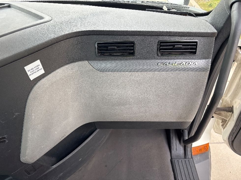 Day Cab Tractor-Heavy Duty Tractors-Freightliner-2021-T11664ST-Salt Lake City-UT-503,280\n\t\tmiles-$ 48,250 - Image 13