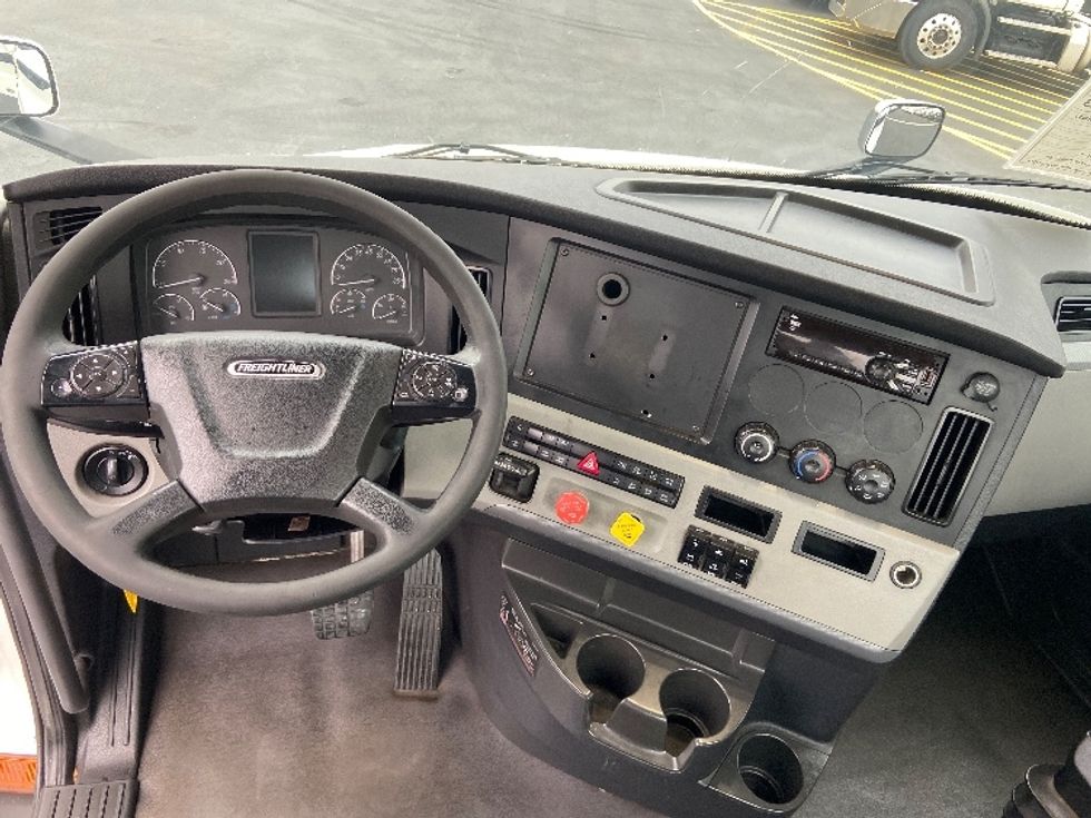 Day Cab Tractor-Heavy Duty Tractors-Freightliner-2021-T11664ST-San Antonio-TX-330,327\n\t\tmiles-$ 65,000 - Image 11