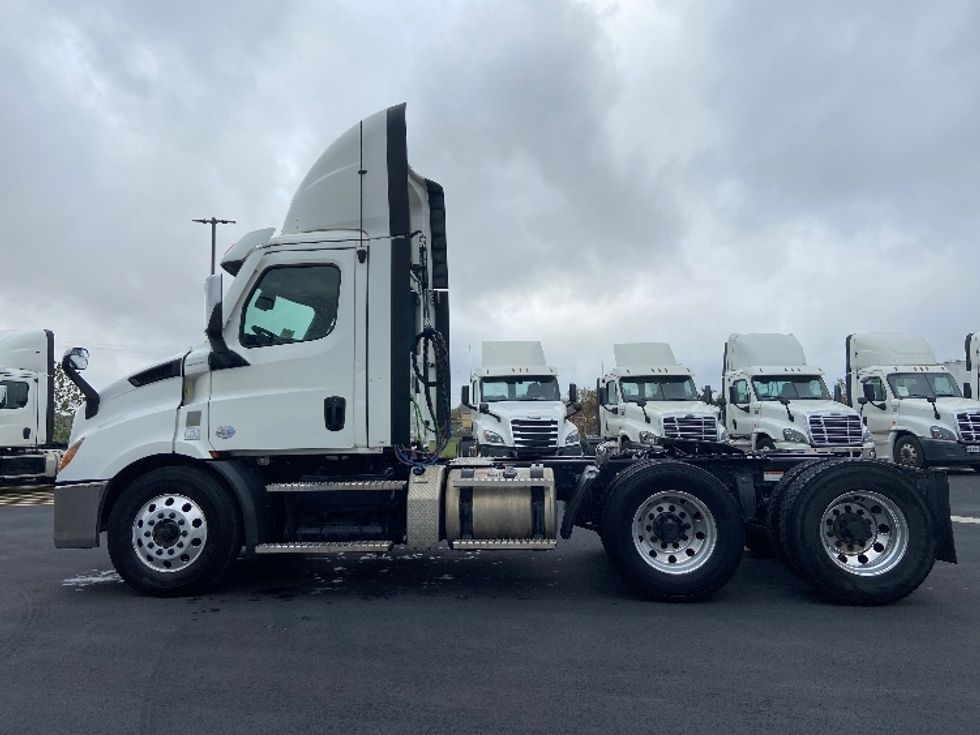Day Cab Tractor-Heavy Duty Tractors-Freightliner-2021-T11664ST-San Antonio-TX-330,327\n\t\tmiles-$ 65,000 - Image 4