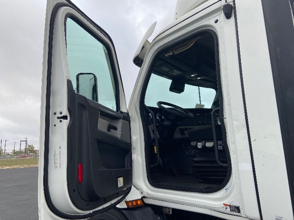 Day Cab Tractor-Heavy Duty Tractors-Freightliner-2021-T11664ST-San Antonio-TX-330,327\n\t\tmiles-$ 65,000 - Image 9