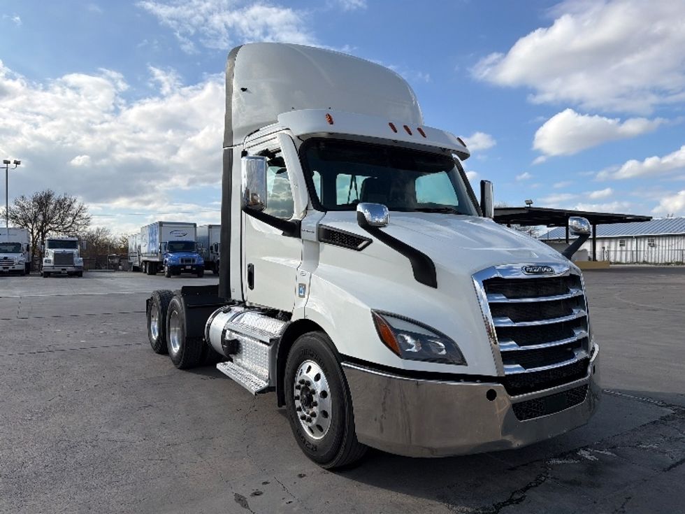 Day Cab Tractor-Heavy Duty Tractors-Freightliner-2021-T11664ST-San Antonio-TX-364,933\n\t\tmiles-$ 60,500 - Image 1