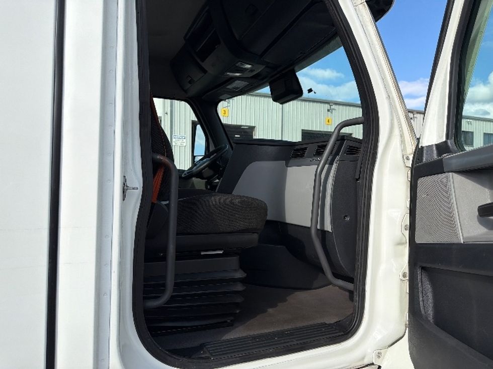 Day Cab Tractor-Heavy Duty Tractors-Freightliner-2021-T11664ST-San Antonio-TX-364,933\n\t\tmiles-$ 60,500 - Image 12