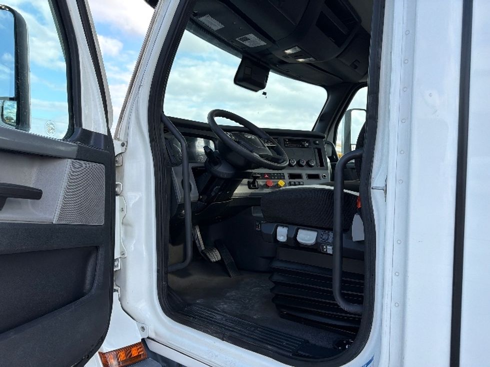 Day Cab Tractor-Heavy Duty Tractors-Freightliner-2021-T11664ST-San Antonio-TX-364,933\n\t\tmiles-$ 60,500 - Image 9