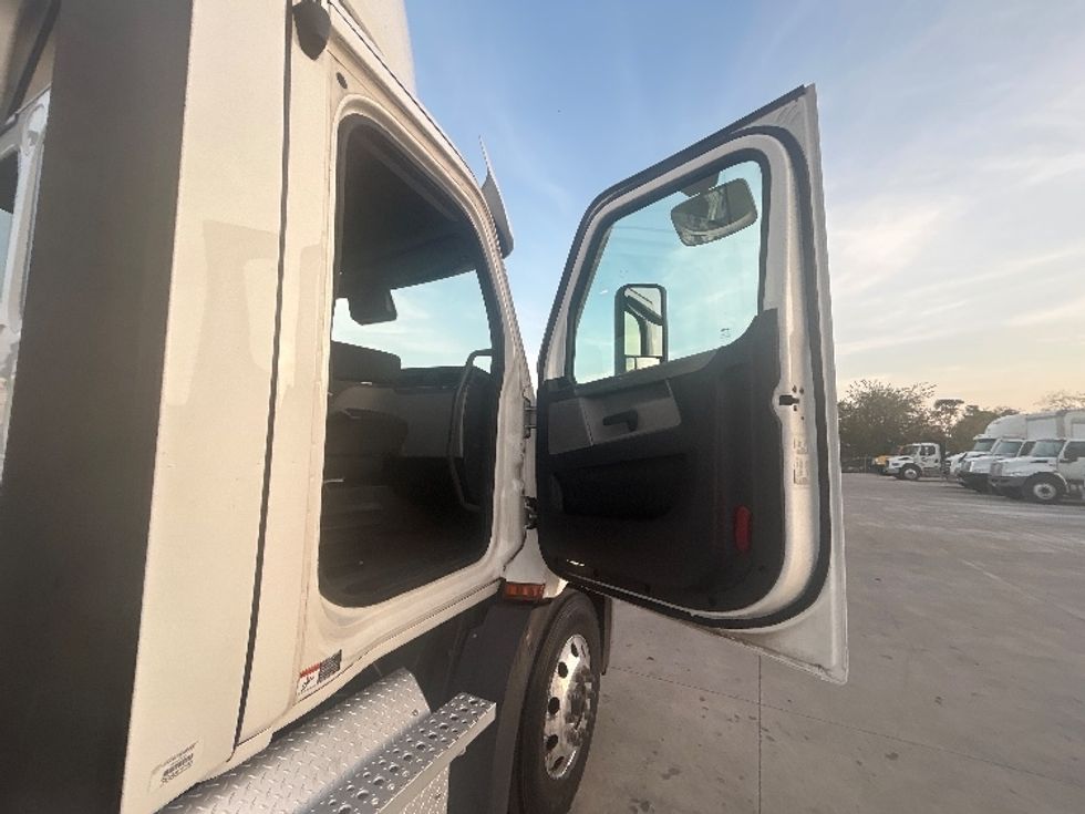 Day Cab Tractor-Heavy Duty Tractors-Freightliner-2021-T11664ST-San Antonio-TX-365,019\n\t\tmiles-$ 62,250 - Image 12