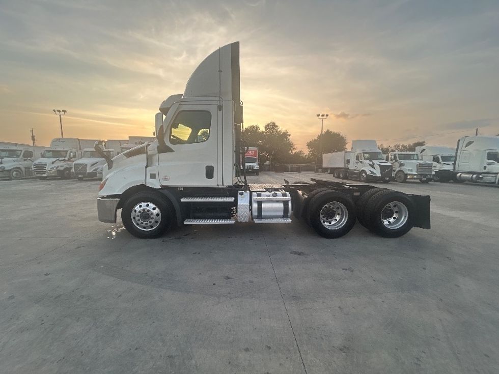 Day Cab Tractor-Heavy Duty Tractors-Freightliner-2021-T11664ST-San Antonio-TX-365,019\n\t\tmiles-$ 62,250 - Image 4