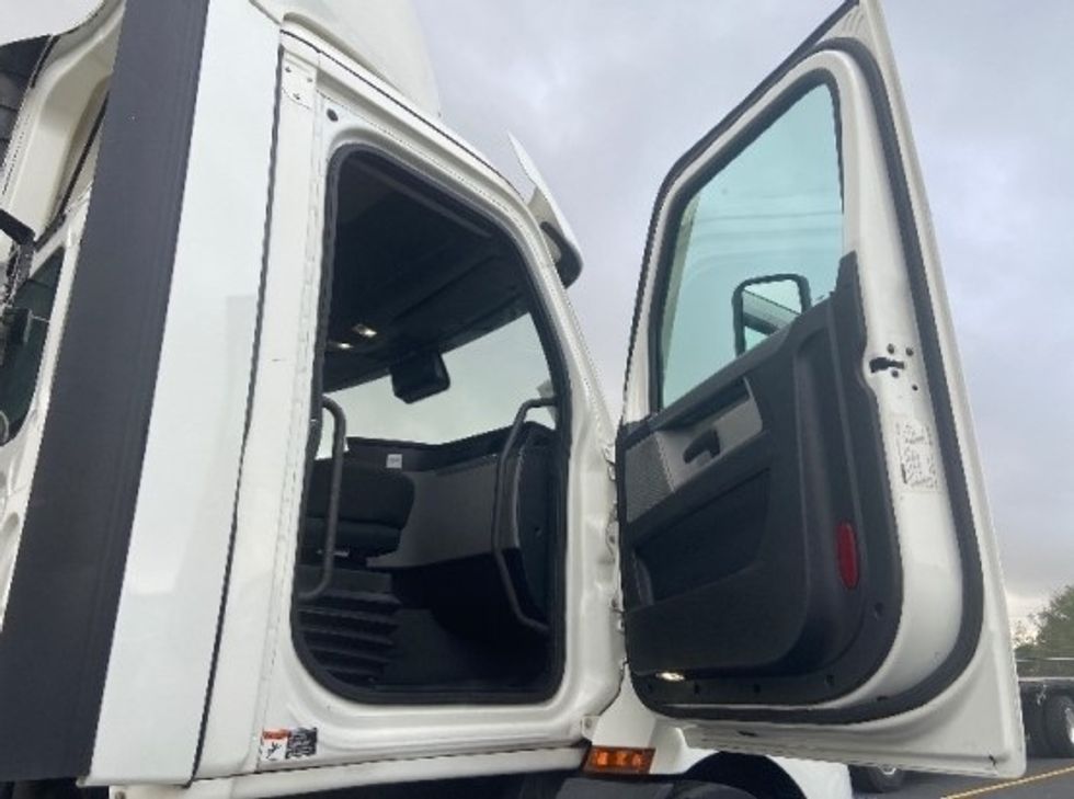 Day Cab Tractor-Heavy Duty Tractors-Freightliner-2021-T11664ST-San Antonio-TX-375,517\n\t\tmiles-$ 61,250 - Image 12