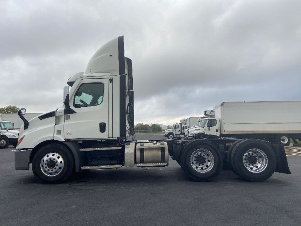 Day Cab Tractor-Heavy Duty Tractors-Freightliner-2021-T11664ST-San Antonio-TX-375,517\n\t\tmiles-$ 61,250 - Image 4
