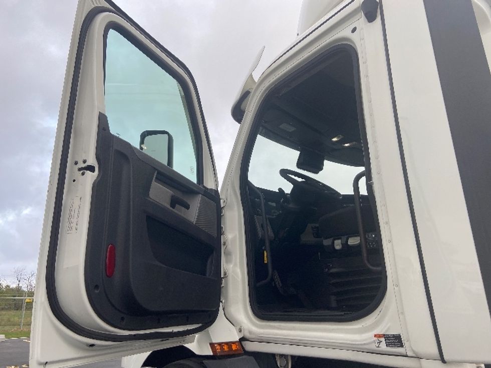 Day Cab Tractor-Heavy Duty Tractors-Freightliner-2021-T11664ST-San Antonio-TX-375,517\n\t\tmiles-$ 61,250 - Image 9