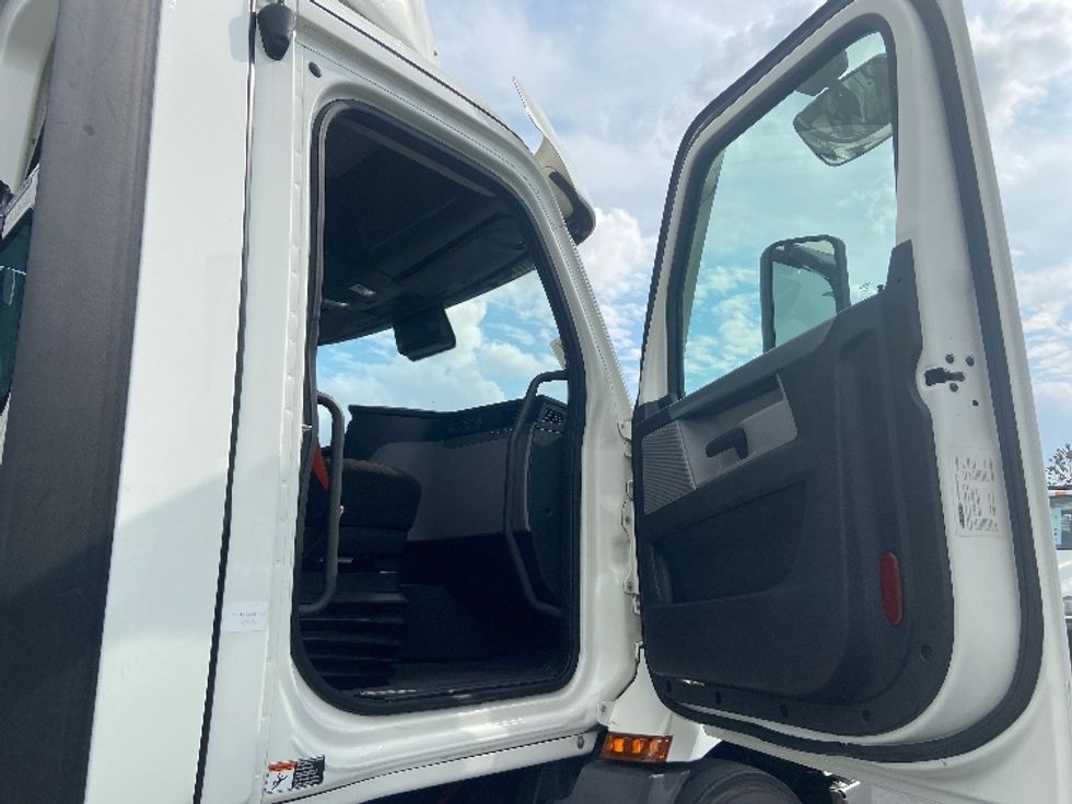 Day Cab Tractor-Heavy Duty Tractors-Freightliner-2021-T11664ST-San Antonio-TX-401,890\n\t\tmiles-$ 58,500 - Image 12