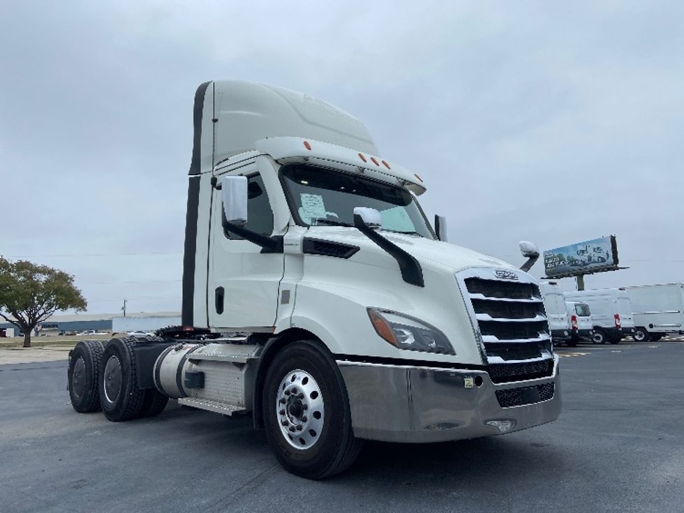 Day Cab Tractor-Heavy Duty Tractors-Freightliner-2021-T11664ST-San Antonio-TX-413,588\n\t\tmiles-$ 57,250 - Image 1