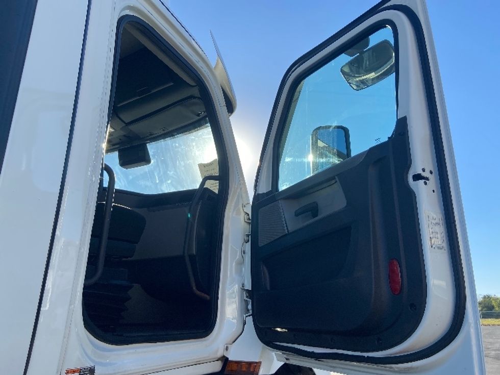 Day Cab Tractor-Heavy Duty Tractors-Freightliner-2021-T11664ST-San Antonio-TX-423,308\n\t\tmiles-$ 56,250 - Image 12