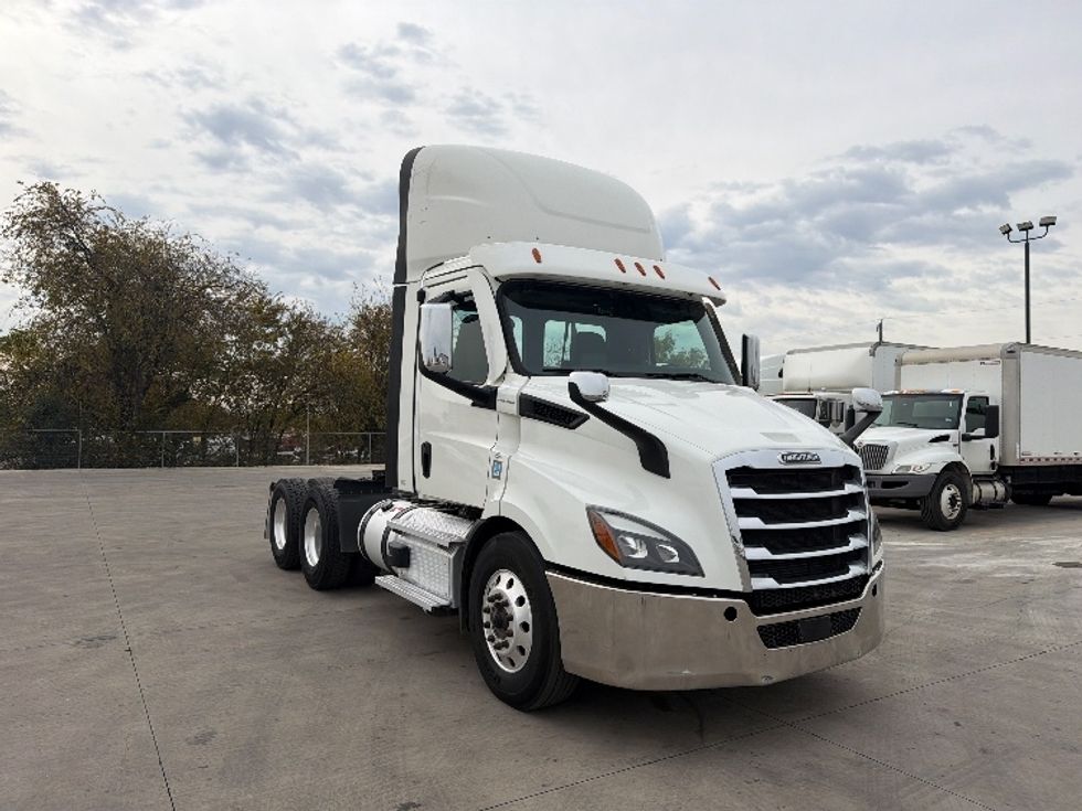 Day Cab Tractor-Heavy Duty Tractors-Freightliner-2021-T11664ST-San Antonio-TX-428,531\n\t\tmiles-$ 55,750 - Image 1