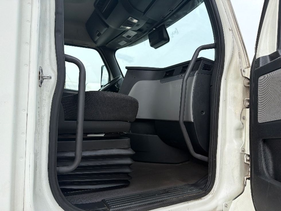 Day Cab Tractor-Heavy Duty Tractors-Freightliner-2021-T11664ST-San Antonio-TX-428,531\n\t\tmiles-$ 55,750 - Image 12