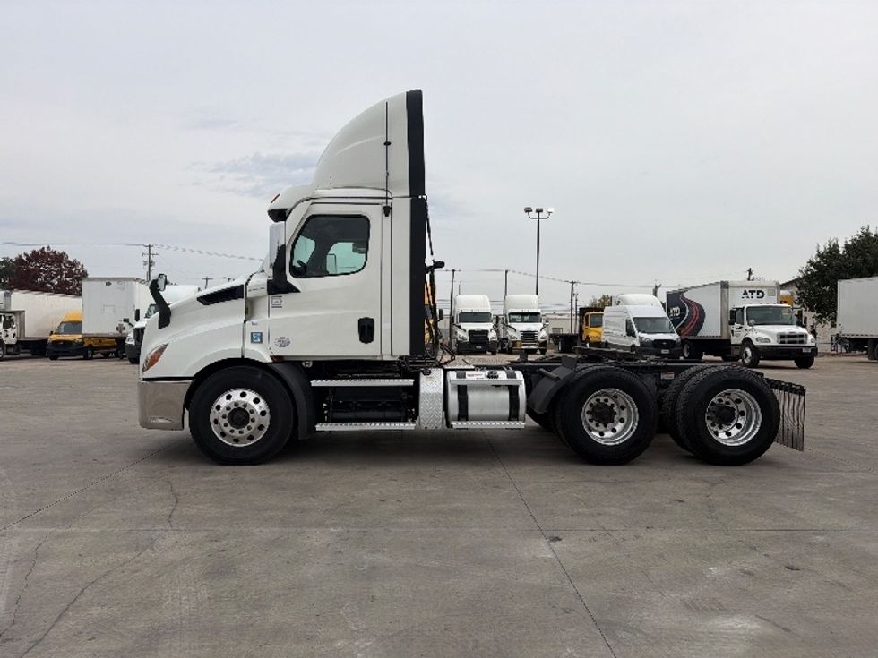 Day Cab Tractor-Heavy Duty Tractors-Freightliner-2021-T11664ST-San Antonio-TX-428,531\n\t\tmiles-$ 55,750 - Image 4