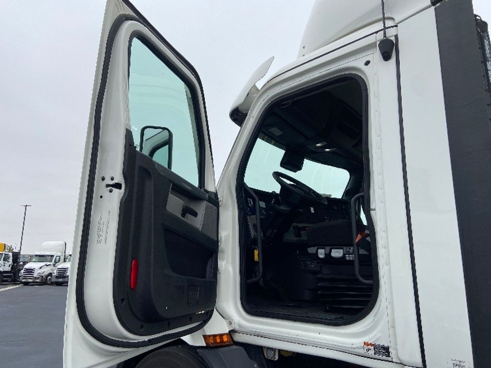 Day Cab Tractor-Heavy Duty Tractors-Freightliner-2021-T11664ST-San Antonio-TX-434,968\n\t\tmiles-$ 55,000 - Image 9