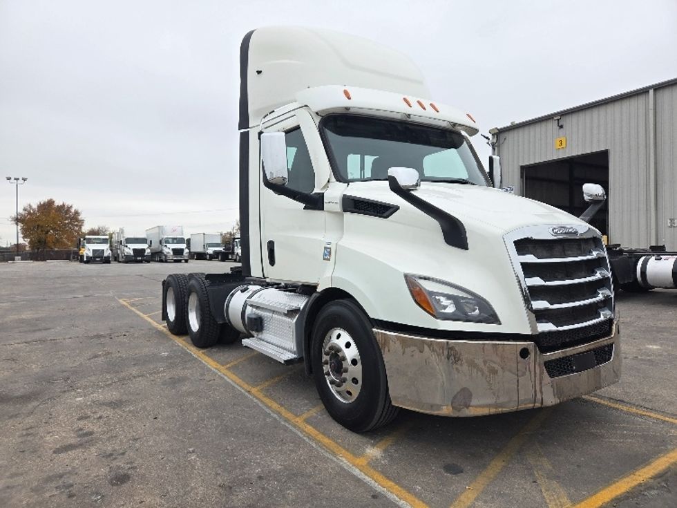 Day Cab Tractor-Heavy Duty Tractors-Freightliner-2021-T11664ST-San Antonio-TX-435,200\n\t\tmiles-$ 55,000 - Image 1