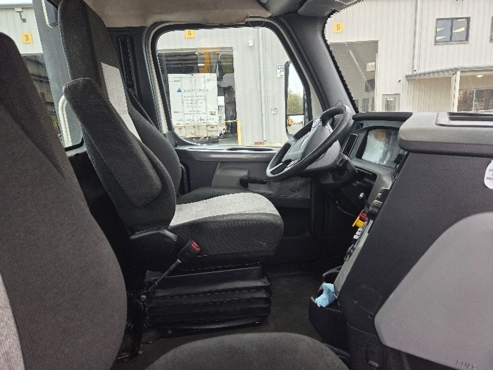 Day Cab Tractor-Heavy Duty Tractors-Freightliner-2021-T11664ST-San Antonio-TX-435,200\n\t\tmiles-$ 55,000 - Image 14