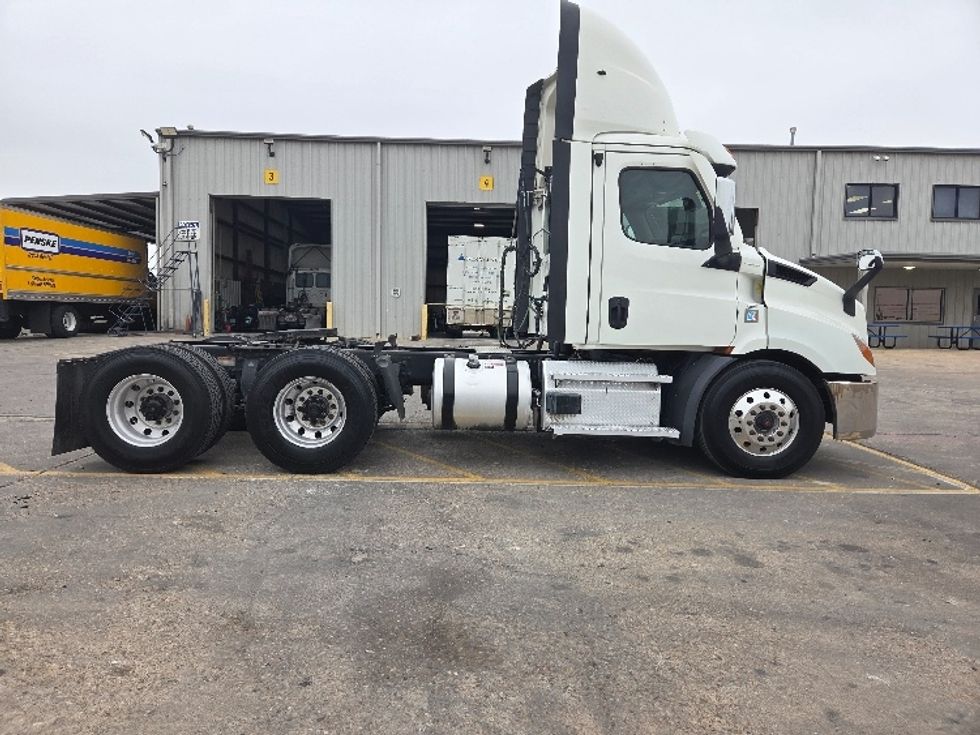 Day Cab Tractor-Heavy Duty Tractors-Freightliner-2021-T11664ST-San Antonio-TX-435,200\n\t\tmiles-$ 55,000 - Image 8