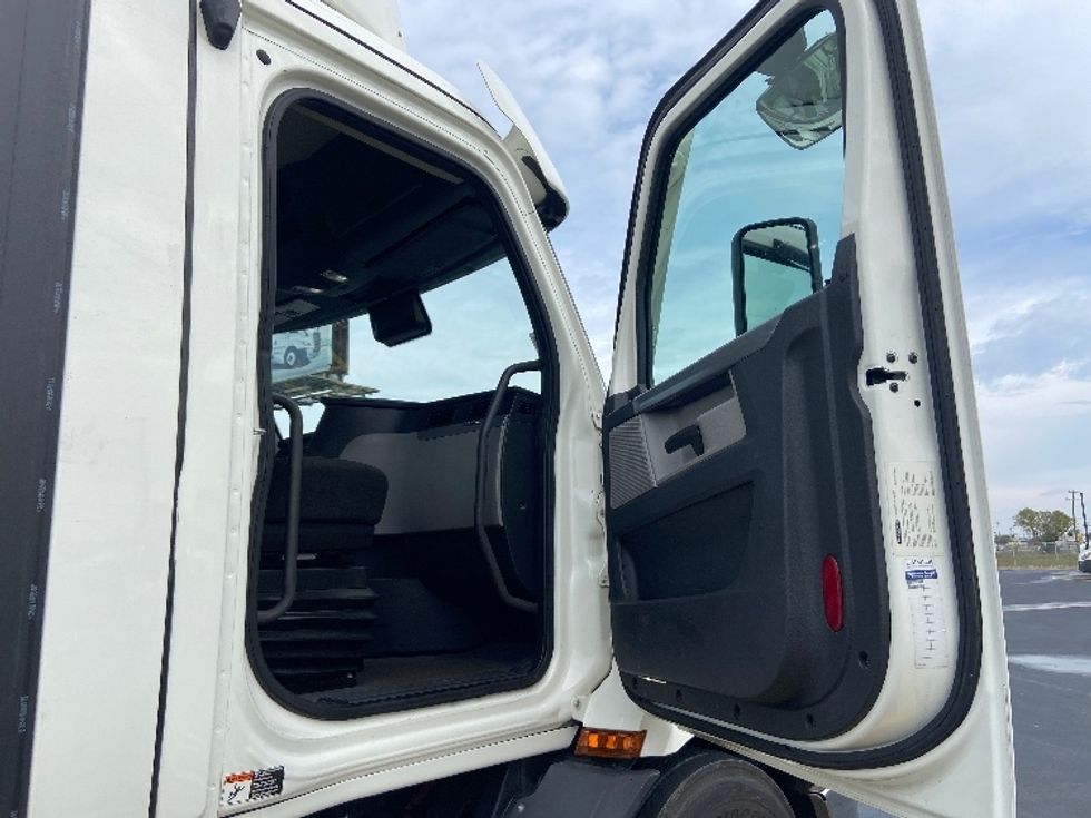 Day Cab Tractor-Heavy Duty Tractors-Freightliner-2021-T11664ST-San Antonio-TX-484,686\n\t\tmiles-$ 49,750 - Image 12