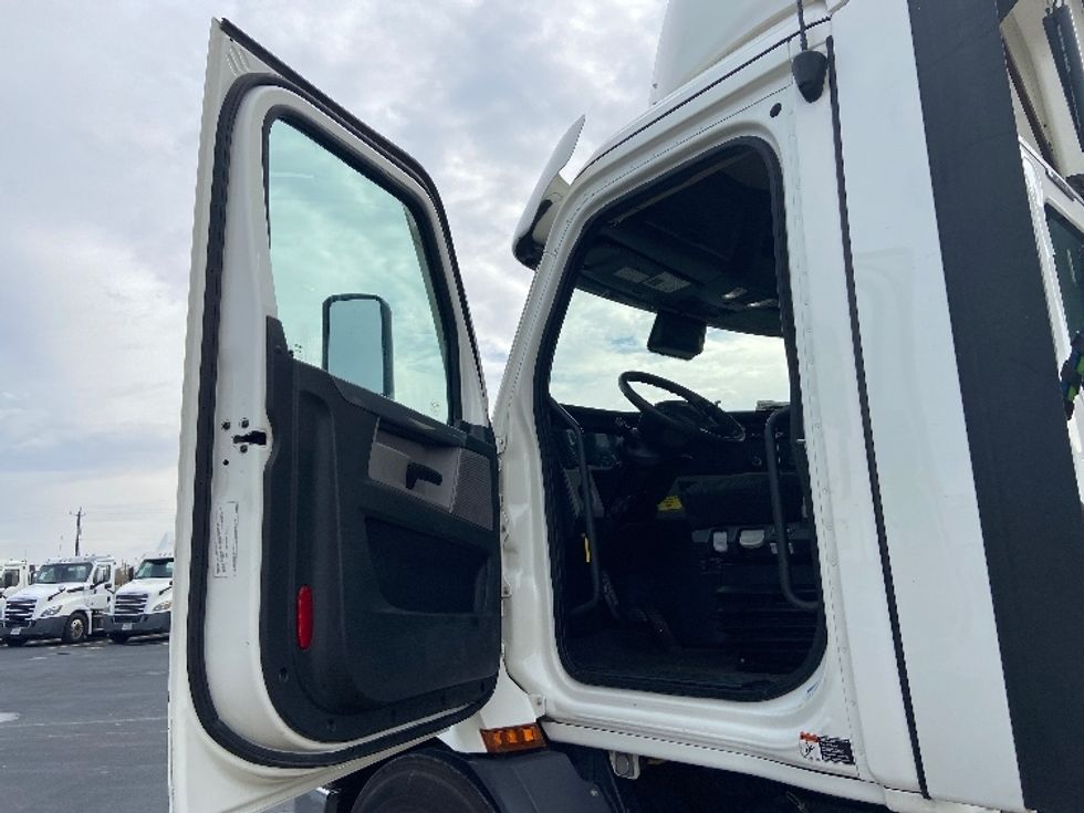 Day Cab Tractor-Heavy Duty Tractors-Freightliner-2021-T11664ST-San Antonio-TX-484,686\n\t\tmiles-$ 49,750 - Image 9