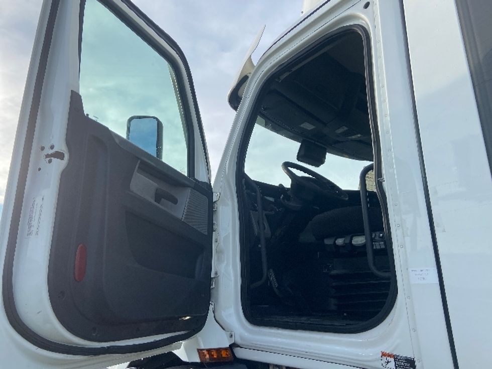 Day Cab Tractor-Heavy Duty Tractors-Freightliner-2021-T11664ST-San Antonio-TX-497,120\n\t\tmiles-$ 48,500 - Image 9