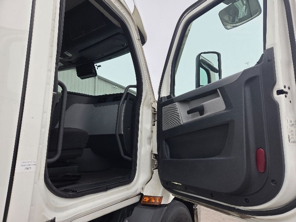 Day Cab Tractor-Heavy Duty Tractors-Freightliner-2021-T11664ST-San Antonio-TX-514,781\n\t\tmiles-$ 46,500 - Image 12