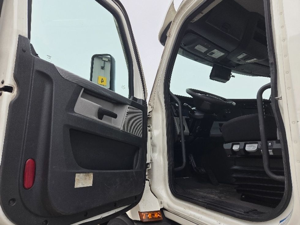 Day Cab Tractor-Heavy Duty Tractors-Freightliner-2021-T11664ST-San Antonio-TX-514,781\n\t\tmiles-$ 46,500 - Image 9