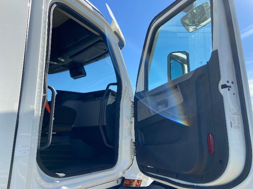 Day Cab Tractor-Heavy Duty Tractors-Freightliner-2021-T11664ST-San Antonio-TX-584,062\n\t\tmiles-$ 39,250 - Image 12