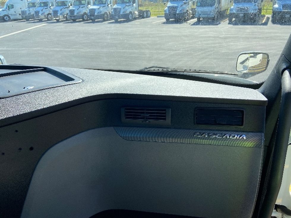 Day Cab Tractor-Heavy Duty Tractors-Freightliner-2021-T11664ST-San Antonio-TX-584,062\n\t\tmiles-$ 39,250 - Image 13