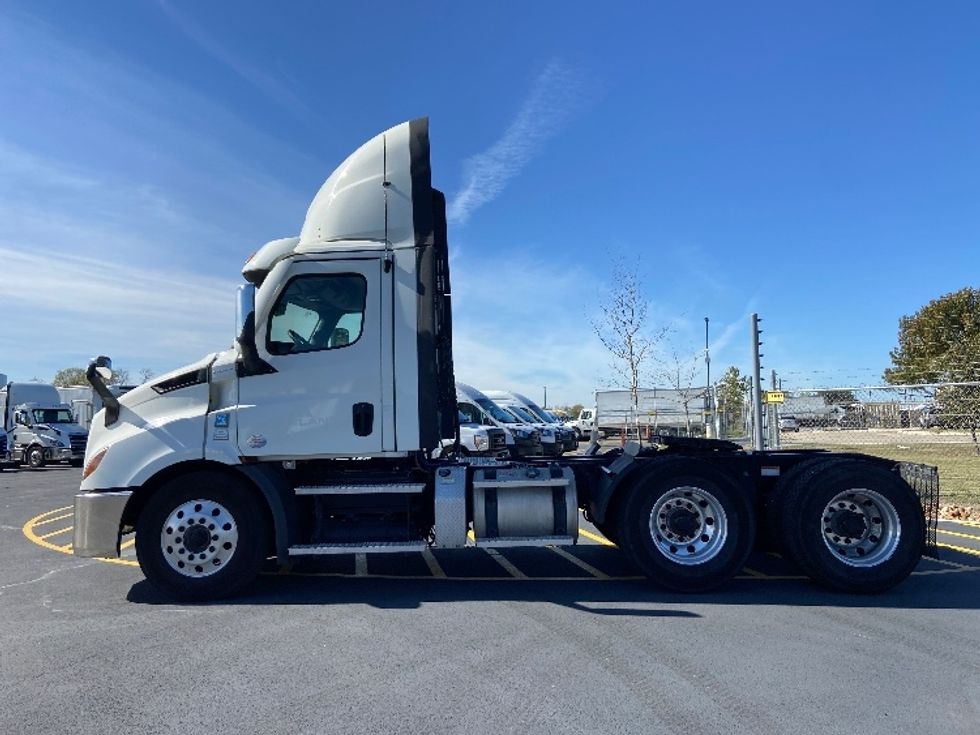Day Cab Tractor-Heavy Duty Tractors-Freightliner-2021-T11664ST-San Antonio-TX-584,062\n\t\tmiles-$ 39,250 - Image 4