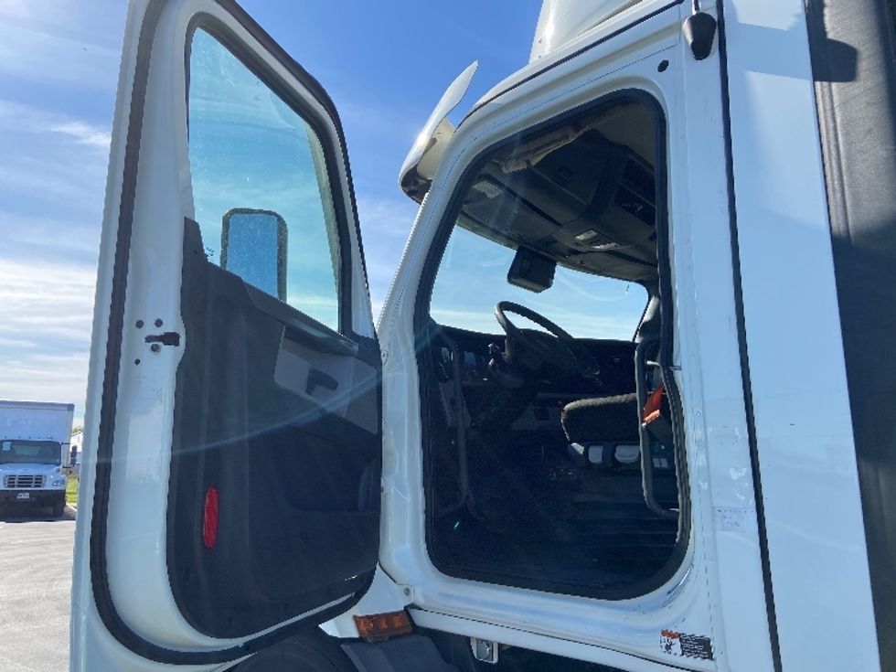 Day Cab Tractor-Heavy Duty Tractors-Freightliner-2021-T11664ST-San Antonio-TX-584,062\n\t\tmiles-$ 39,250 - Image 9