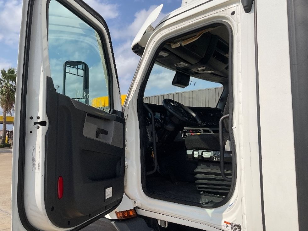 Day Cab Tractor-Heavy Duty Tractors-Freightliner-2021-T11664ST-San Antonio-TX-624,074\n\t\tmiles-$ 35,000 - Image 9