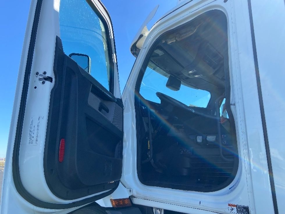 Day Cab Tractor-Heavy Duty Tractors-Freightliner-2021-T11664ST-San Antonio-TX-626,413\n\t\tmiles-$ 29,750 - Image 9