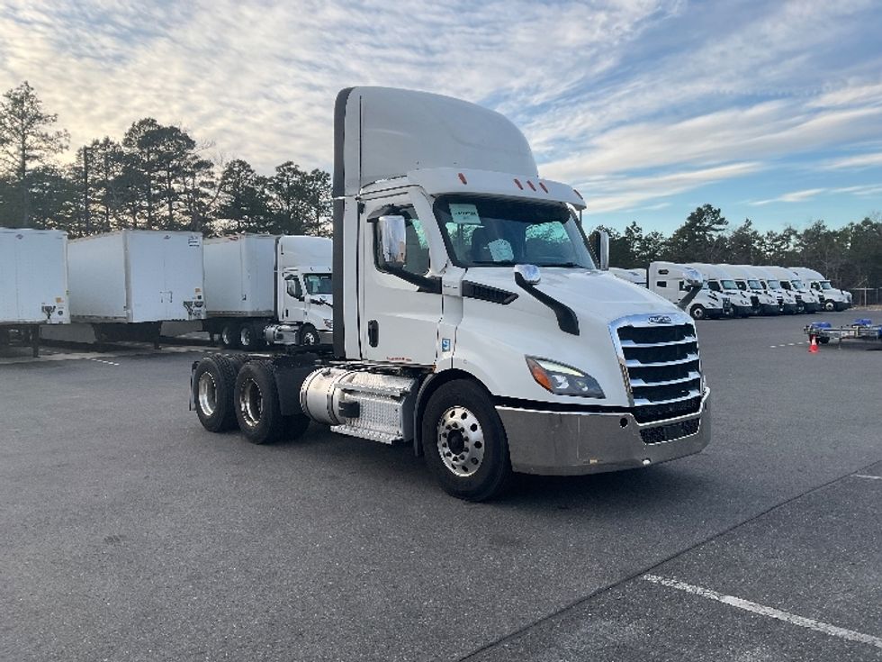 Day Cab Tractor-Heavy Duty Tractors-Freightliner-2021-T11664ST-Springfield-MA-319,477\n\t\tmiles-$ 59,750 - Image 1