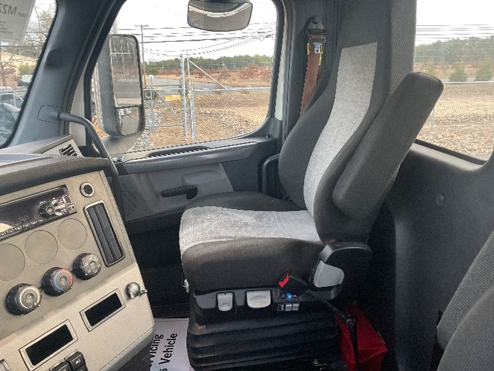 Day Cab Tractor-Heavy Duty Tractors-Freightliner-2021-T11664ST-Springfield-MA-319,477\n\t\tmiles-$ 59,750 - Image 10