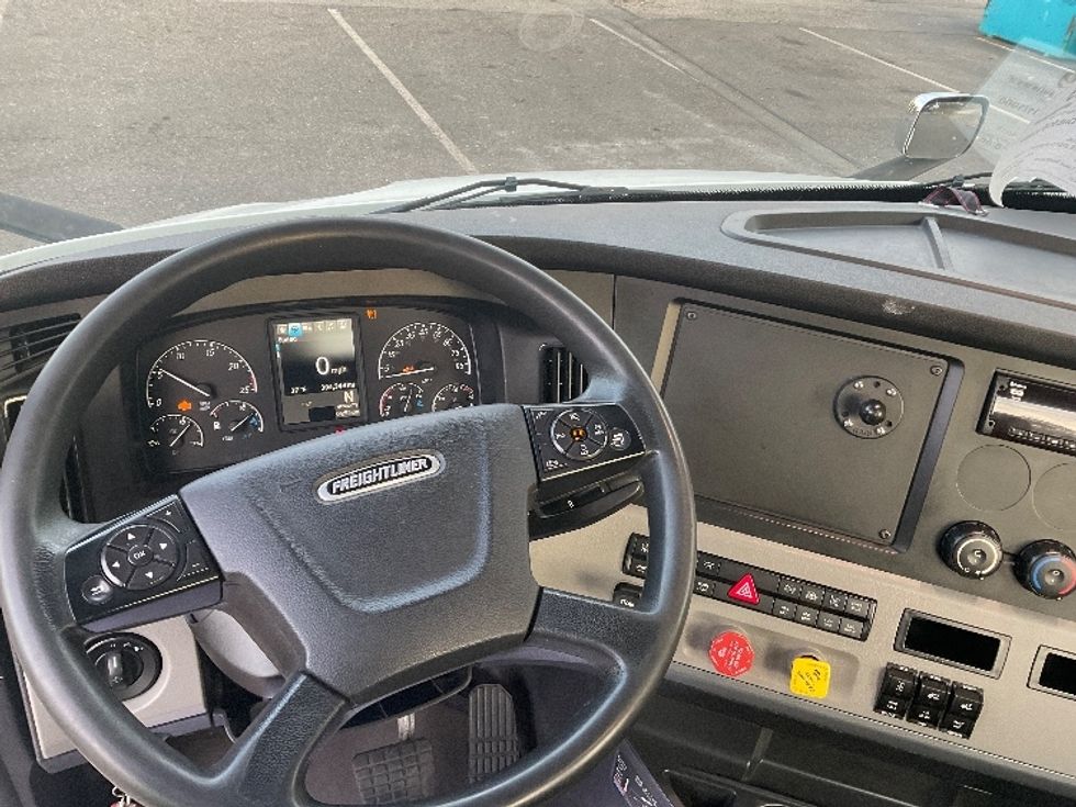 Day Cab Tractor-Heavy Duty Tractors-Freightliner-2021-T11664ST-Springfield-MA-319,477\n\t\tmiles-$ 59,750 - Image 11