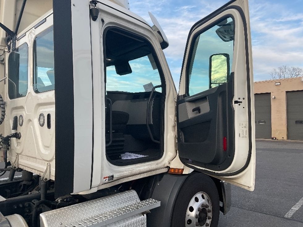 Day Cab Tractor-Heavy Duty Tractors-Freightliner-2021-T11664ST-Springfield-MA-319,477\n\t\tmiles-$ 59,750 - Image 12