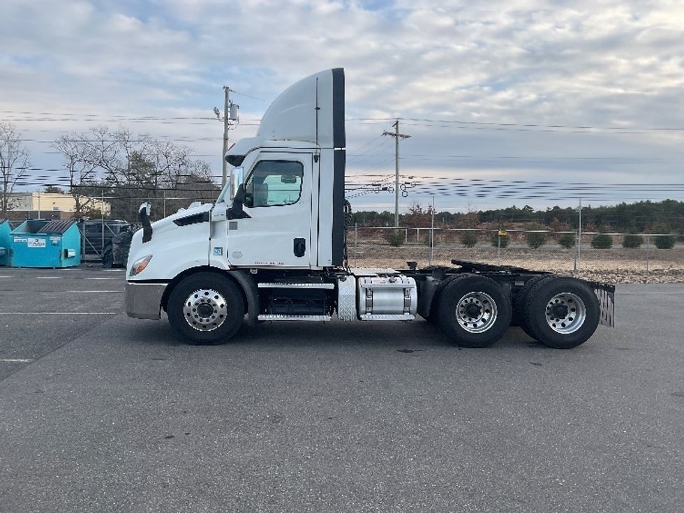 Day Cab Tractor-Heavy Duty Tractors-Freightliner-2021-T11664ST-Springfield-MA-319,477\n\t\tmiles-$ 59,750 - Image 4