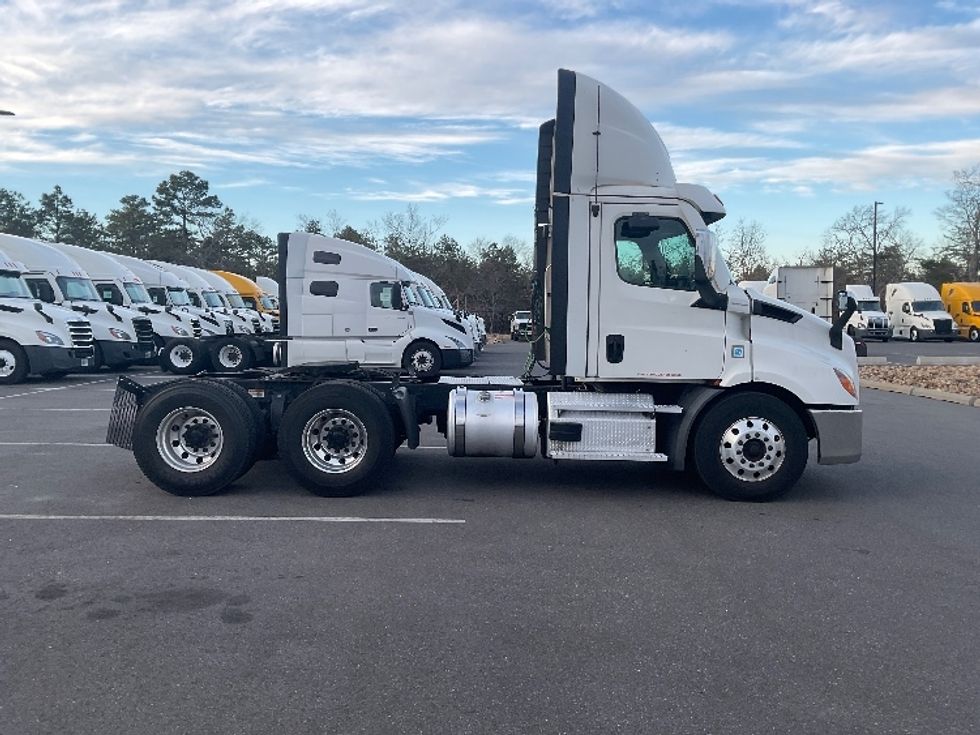 Day Cab Tractor-Heavy Duty Tractors-Freightliner-2021-T11664ST-Springfield-MA-319,477\n\t\tmiles-$ 59,750 - Image 8