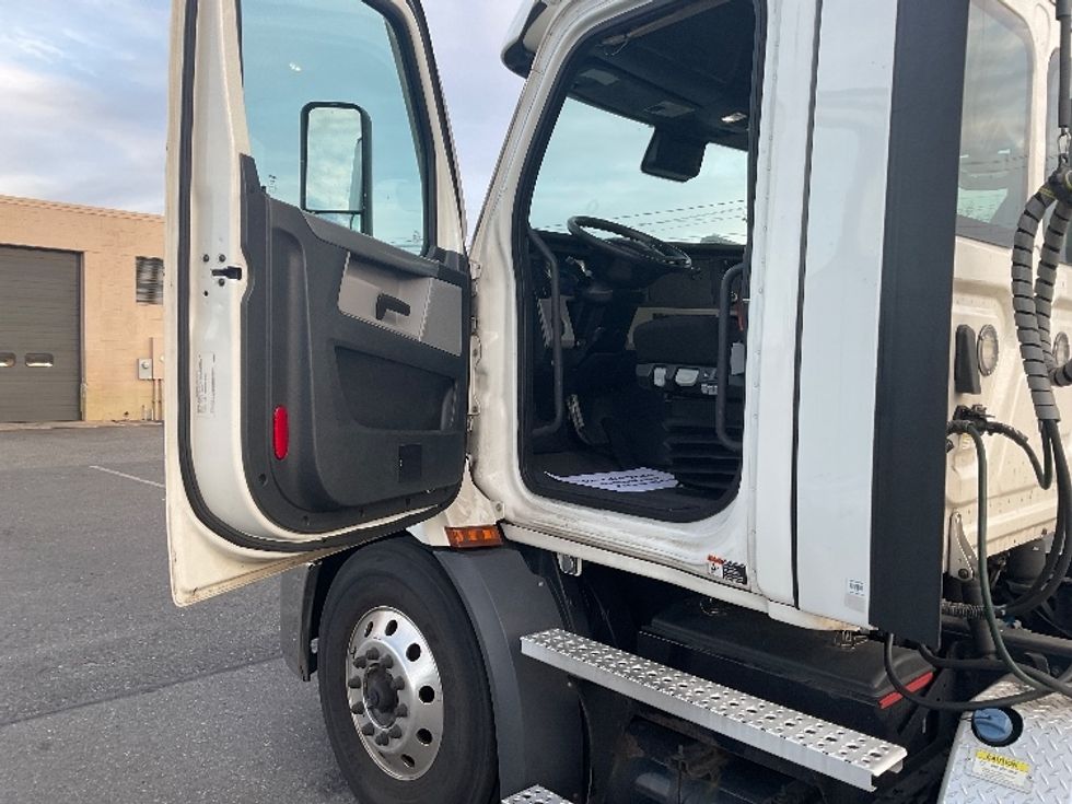 Day Cab Tractor-Heavy Duty Tractors-Freightliner-2021-T11664ST-Springfield-MA-319,477\n\t\tmiles-$ 59,750 - Image 9