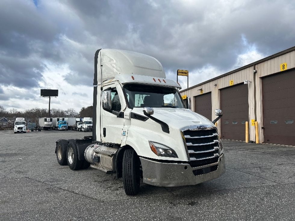 Day Cab Tractor-Heavy Duty Tractors-Freightliner-2021-T11664ST-Springfield-MA-385,066\n\t\tmiles-$ 55,750 - Image 1