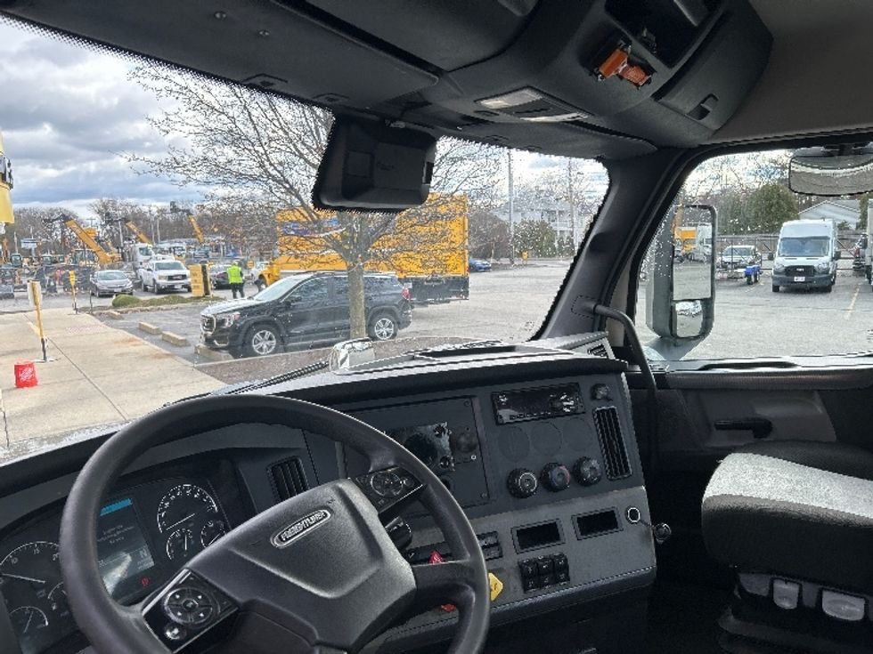 Day Cab Tractor-Heavy Duty Tractors-Freightliner-2021-T11664ST-Springfield-MA-385,066\n\t\tmiles-$ 55,750 - Image 10