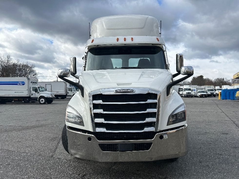 Day Cab Tractor-Heavy Duty Tractors-Freightliner-2021-T11664ST-Springfield-MA-385,066\n\t\tmiles-$ 55,750 - Image 2