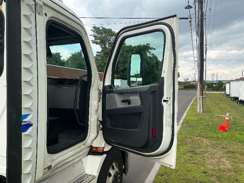 Day Cab Tractor-Heavy Duty Tractors-Freightliner-2021-T11664ST-Springfield-MA-539,287\n\t\tmiles-$ 39,750 - Image 12